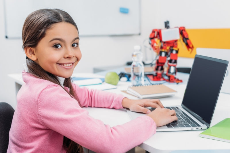 Niña tomando clase en academia de robótica Saltillo